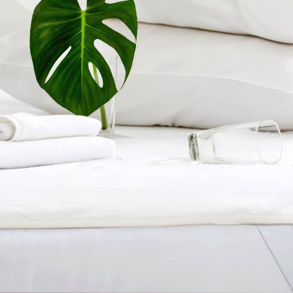 Наматрацник стьобаний Hotel & Spa AquaStop з резинками по кутах 8-xxxxx HSG