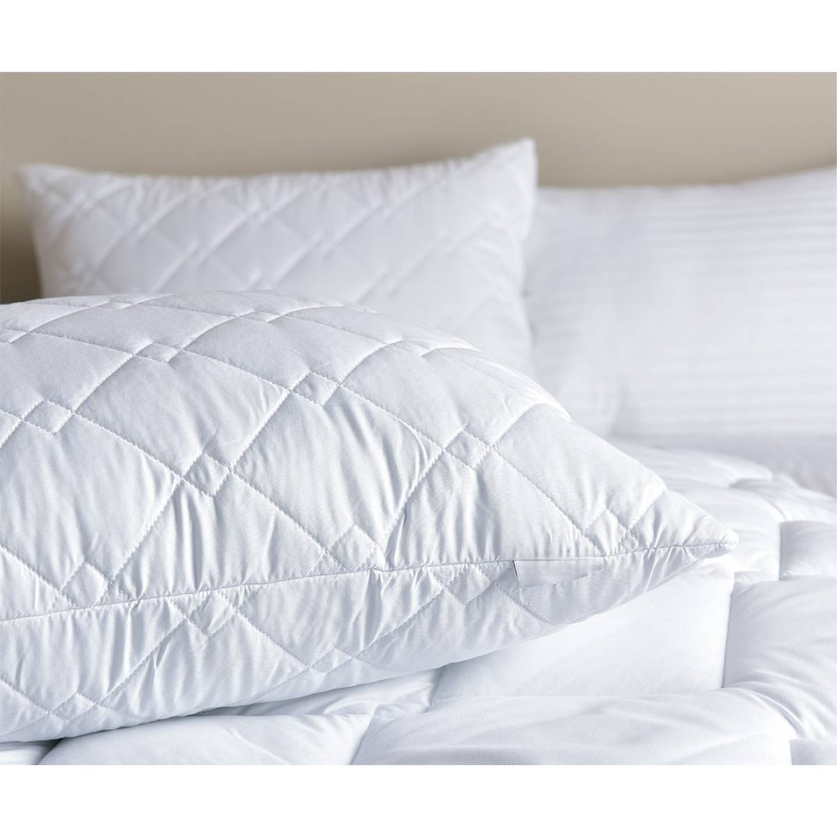 Подушка Hotel & Spa Classic Soft з чохлом на блискавці