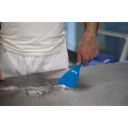 Скребок синего цвета 2