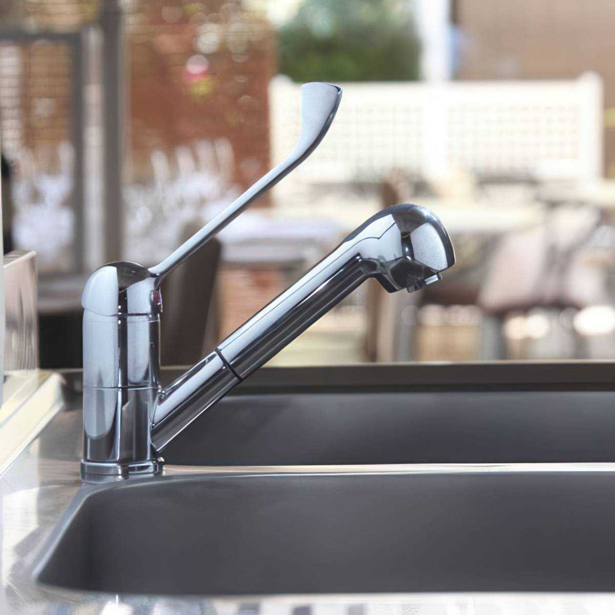 Смеситель с локтевым рычагом и вытяжним душем R0201020206 Monolith