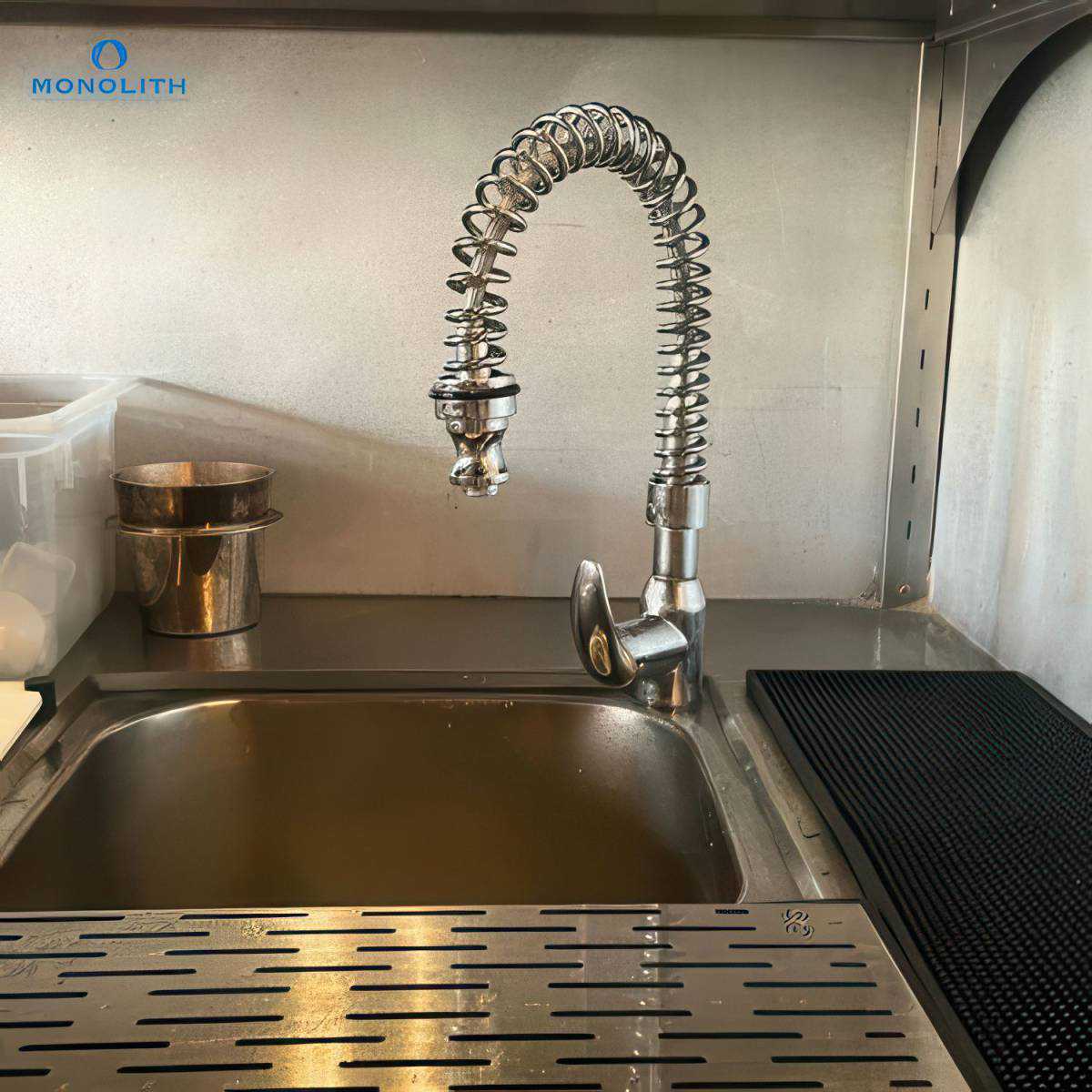 Смеситель с гибким душем EROS004 Monolith